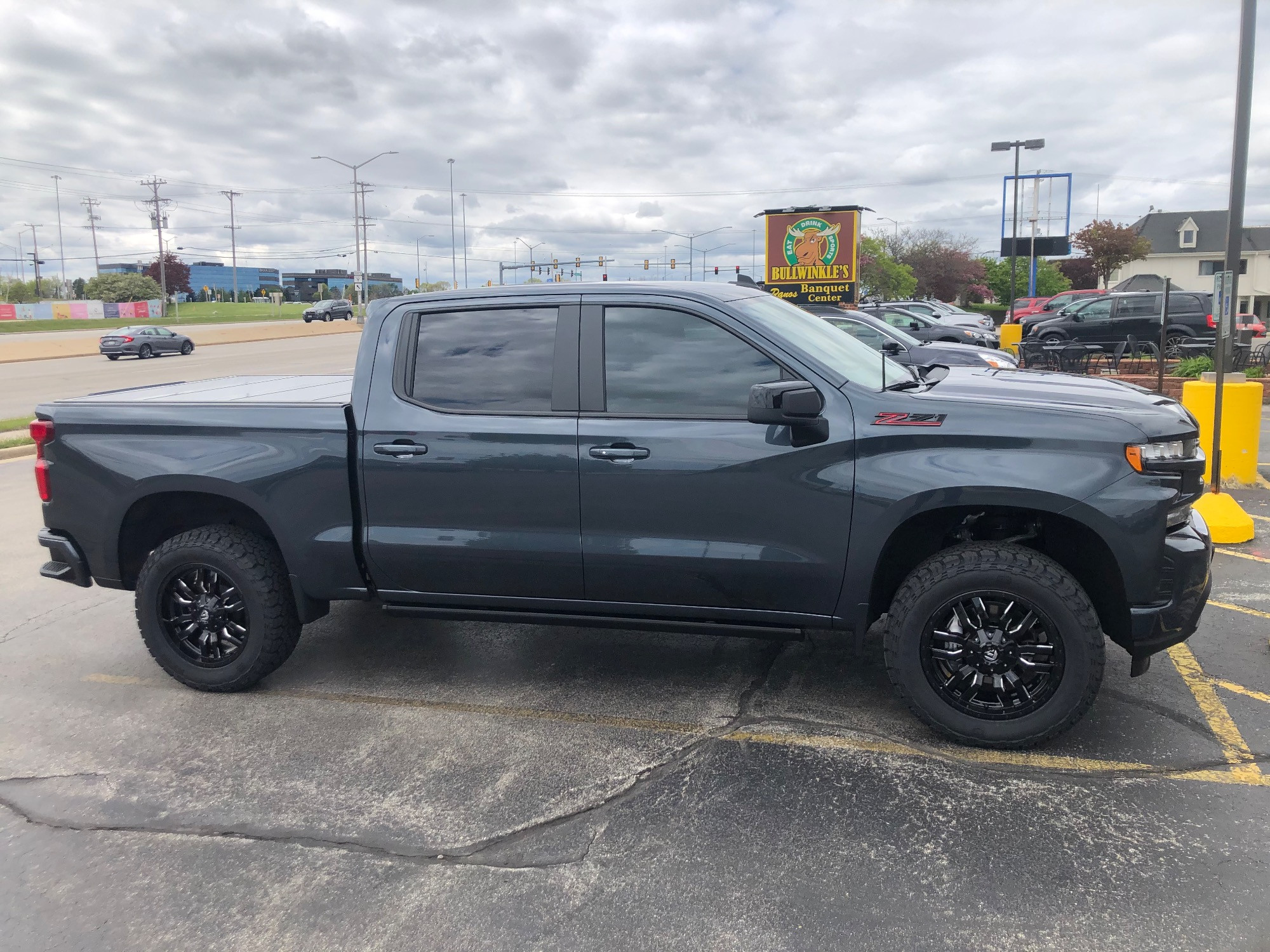 Leveled 2021 Silverado 1500 on 20x9 Fuel Sledge wheels with 285/60R20 tires