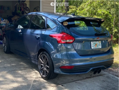 2018 Ford Focus with 18x8.5 40 Option Lab R716 and 235/40R18 Vercelli ...