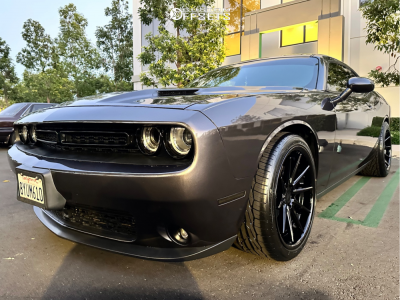 カスタム　十手　2 2015 Dodge Challenger with 20x10 13 Ferrada Fr4 and 275/35R20 Toyo