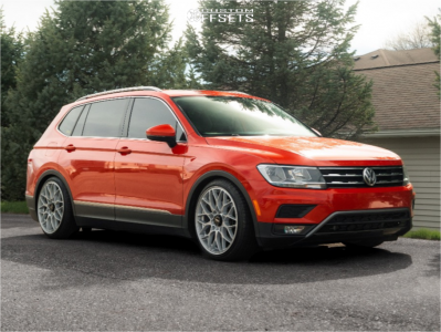 2018 Volkswagen Tiguan with 20x9 25 Rotiform SGN and 225/40R20 Accelera ...