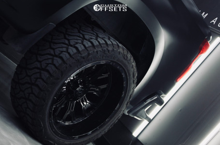 2020 Chevrolet Silverado 1500 with 22x12 -44 TIS 560b and 33/13.5R22 ...