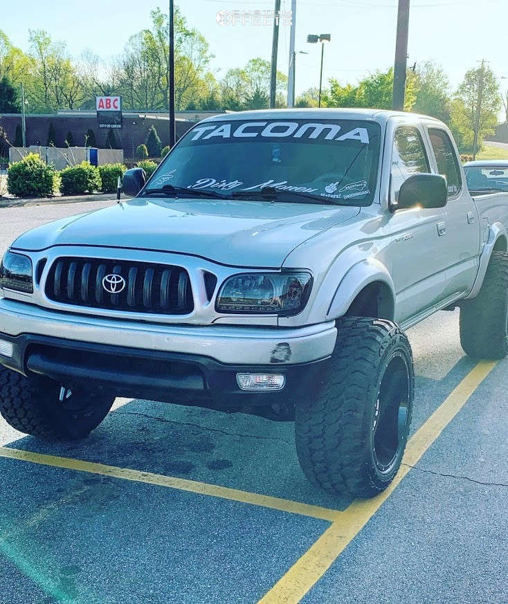 2004 Toyota with 20x12 44 Hostile Sprocket and 33/12.5R20