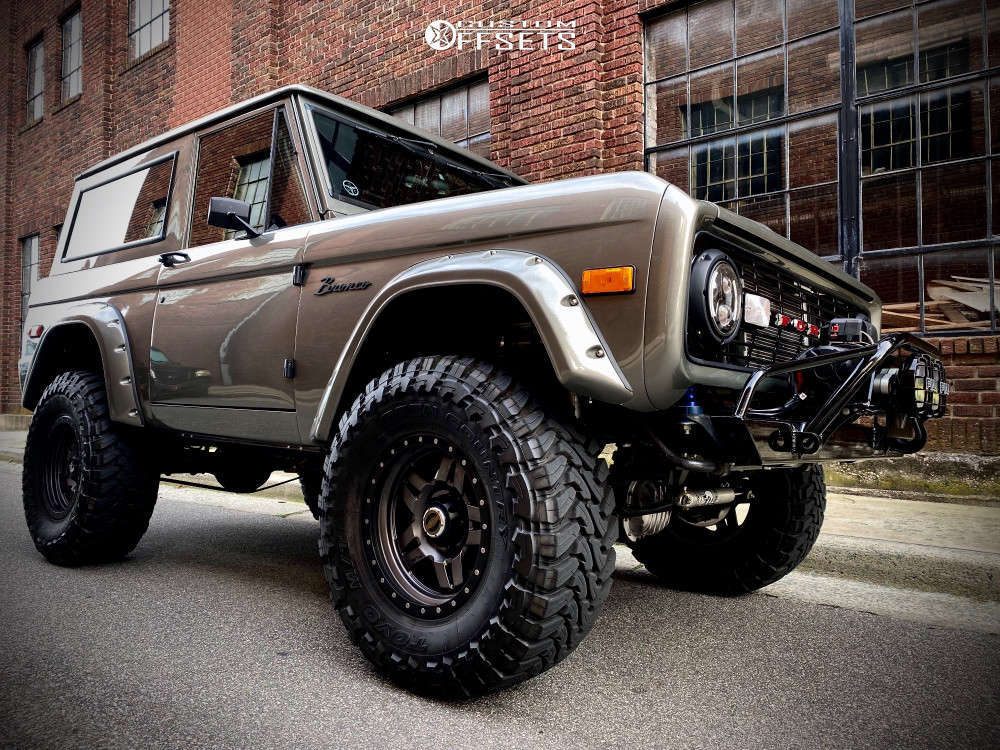 1994 Ford Bronco with 17x8.5 6 Fuel Anza and 35/12.5R17 Toyo Tires