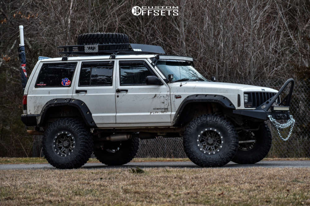 1999 Jeep Cherokee with 16x8 6 Pro Comp Series 31 and 35/12.5R16