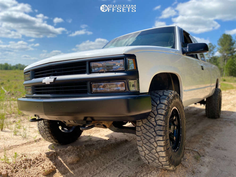 1999 Chevrolet K1500 with 17x9 -12 Moto Metal Mo970 and 33/12.5R17 ...