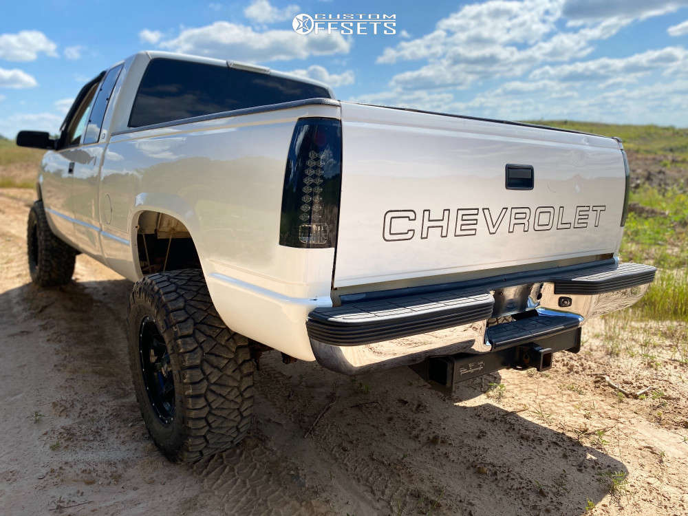 1999 Chevrolet K1500 with 17x9 -12 Moto Metal Mo970 and 33/12.5R17 ...