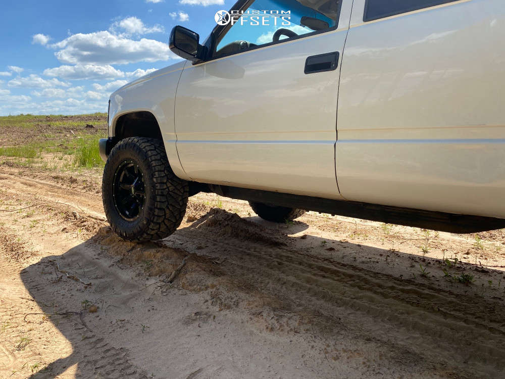 1999 Chevrolet K1500 with 17x9 -12 Moto Metal Mo970 and 33/12.5R17 ...