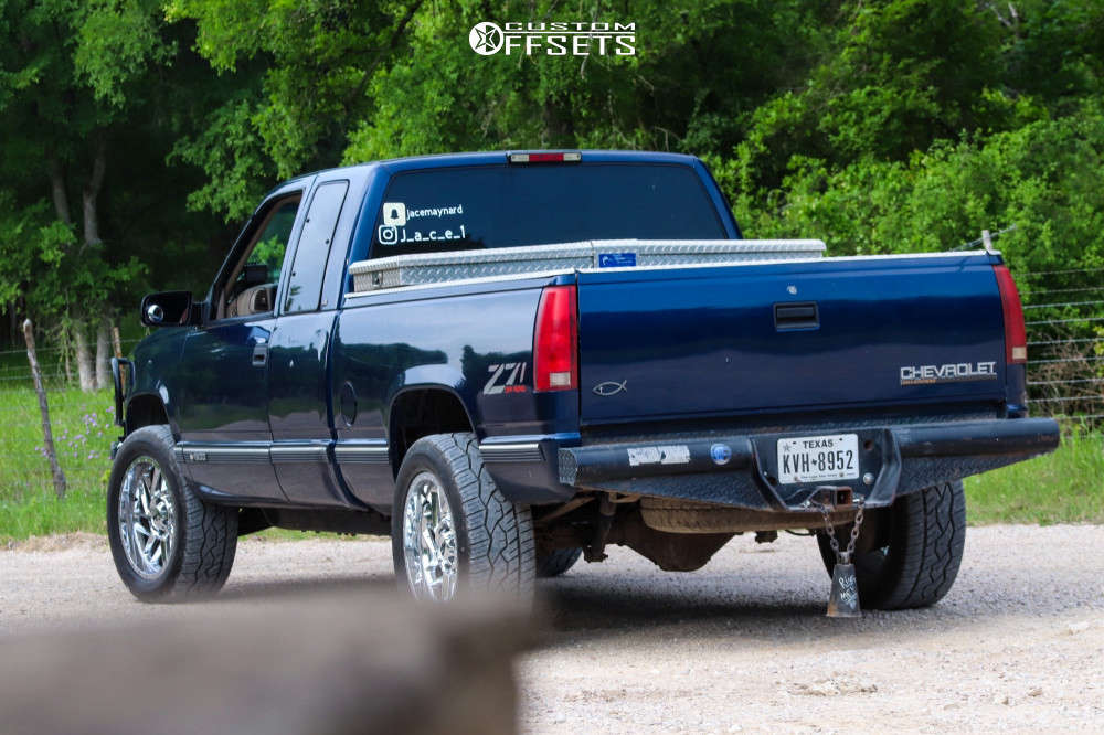 1999 Chevrolet K1500 with 20x9 Moto Metal Mo985 and 275/55R20 Nitto ...