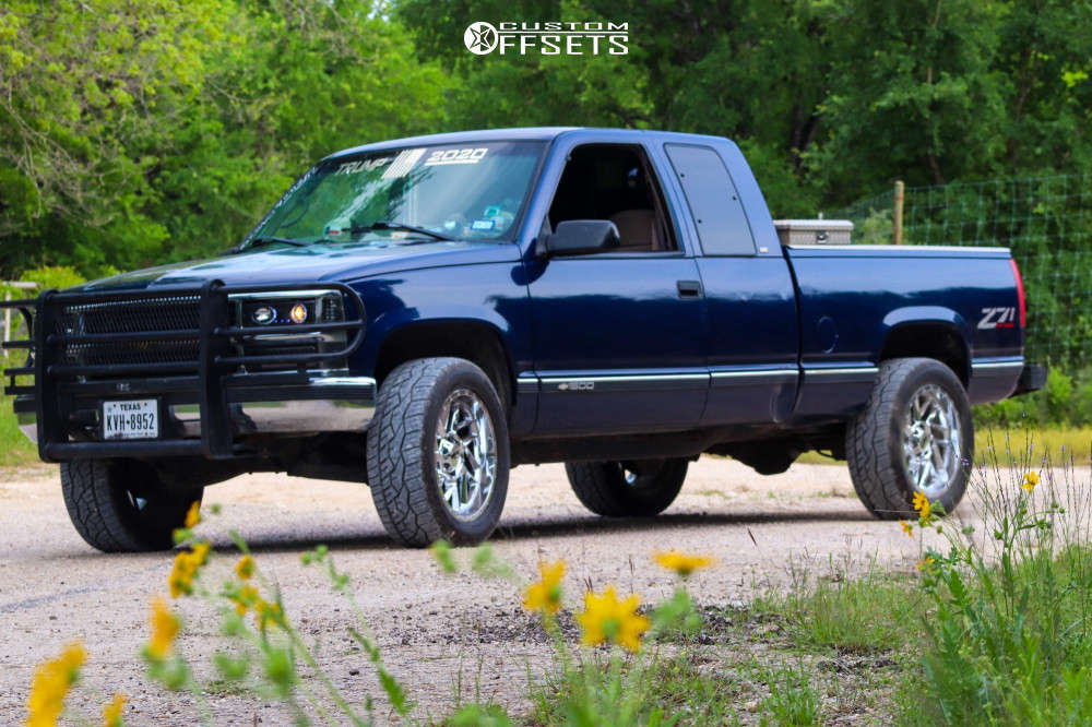 1999 Chevrolet K1500 with 20x9 Moto Metal Mo985 and 275/55R20 Nitto ...