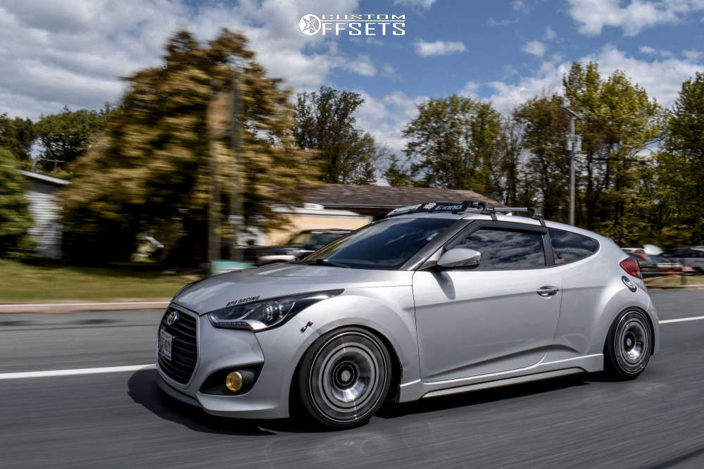 ヴィオーデ 2013 Hyundai Veloster with 18x8.5 40 Radi8 R8t12 and 215
