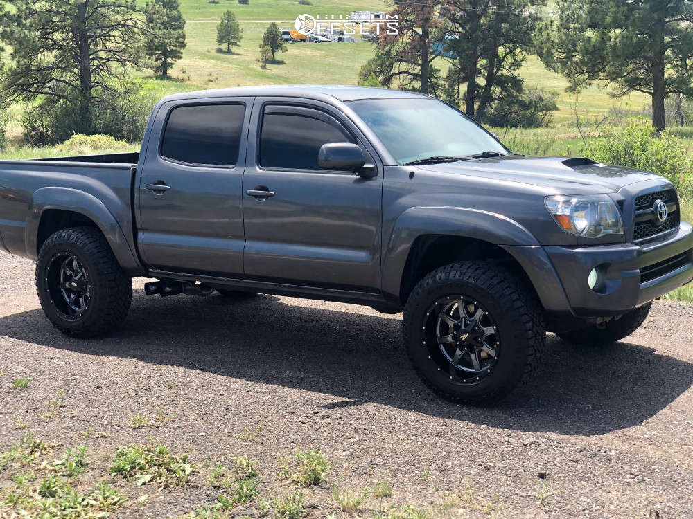 2011 Toyota with 18x10 24 Moto Metal Mo970 and 275/65R18