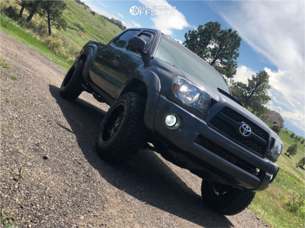 2011 Toyota with 18x10 24 Moto Metal Mo970 and 275/65R18