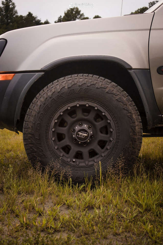 2004 Nissan Xterra with 16x8 Pro Comp Series 32 and 32/10.5R16 Falken