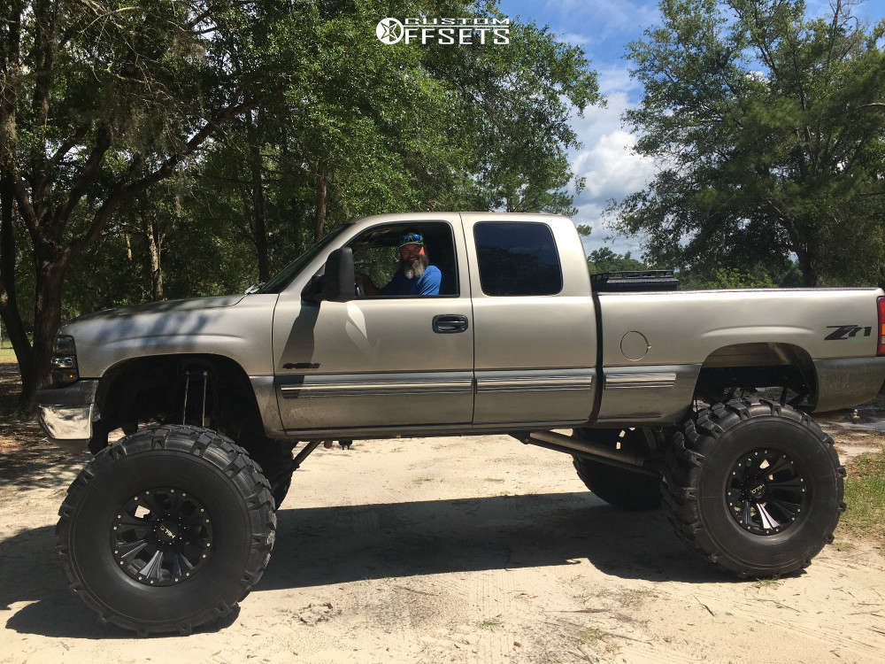 2001 Chevrolet Silverado 1500 with 20x12 44 Helo He901 and 54/18.5R20