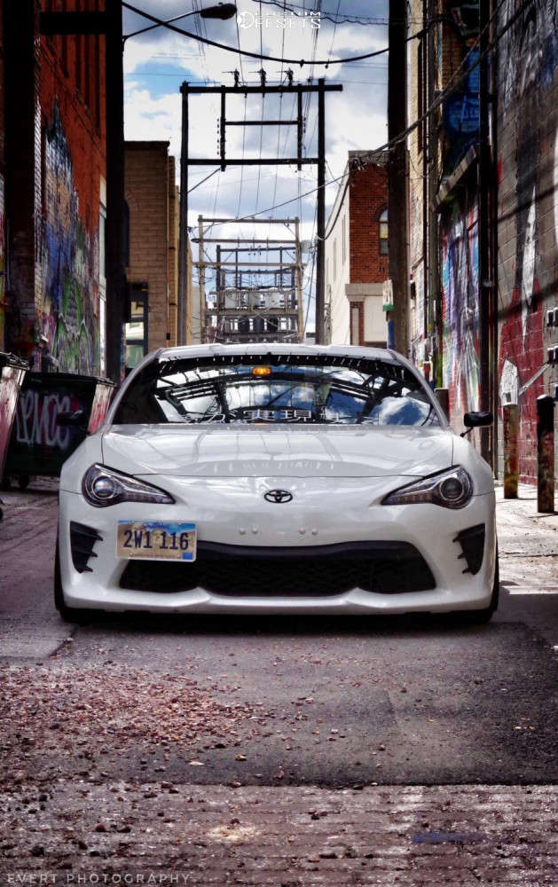 2017 Toyota 86 with 18x8.5 48 Option Lab R716 and 205/35R18