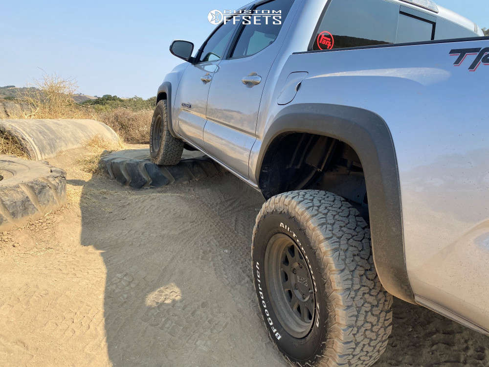 TACOMA DR16C ナチュラル 塗装に難有り！ 2018 Toyota Tacoma with 16x8 -10 Black Rhino Stadium and 265/75R16