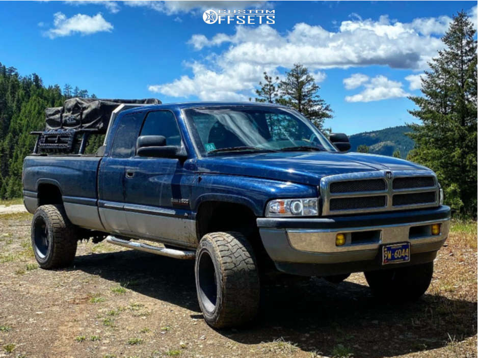 2001 Dodge Ram 2500 with 20x12 -44 Moto Metal Mo962 and 33/12.5R20 Toyo ...