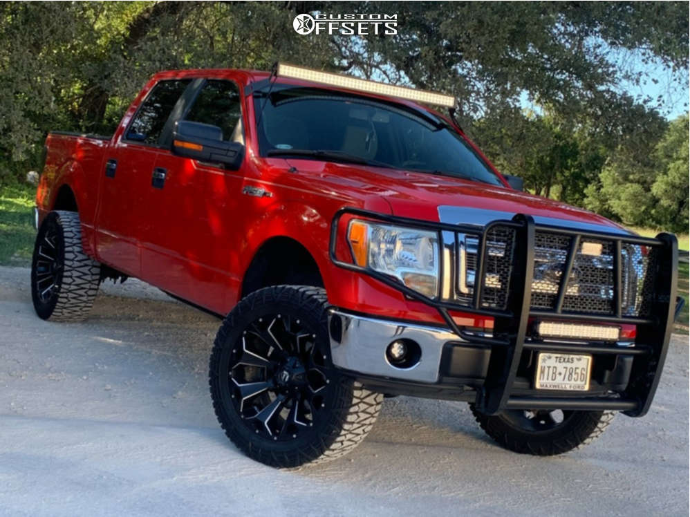 2013 Ford F150 with 22x12 44 Fuel Assault and 35/12.5R22 Pioneer