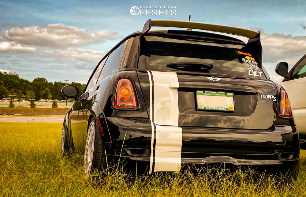 2009 Mini Cooper with 17x7.5 30 Fifteen52 Integrale and 205/45R17