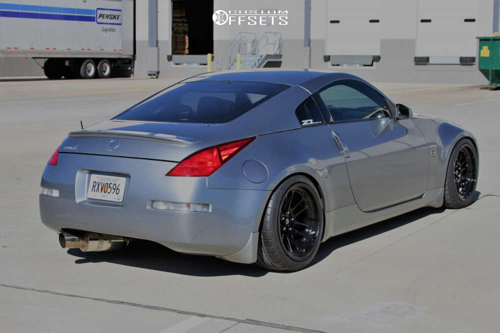 2005 Nissan 350Z with 18x9.5 10 Cosmis Racing Xt206r and 245/40R18