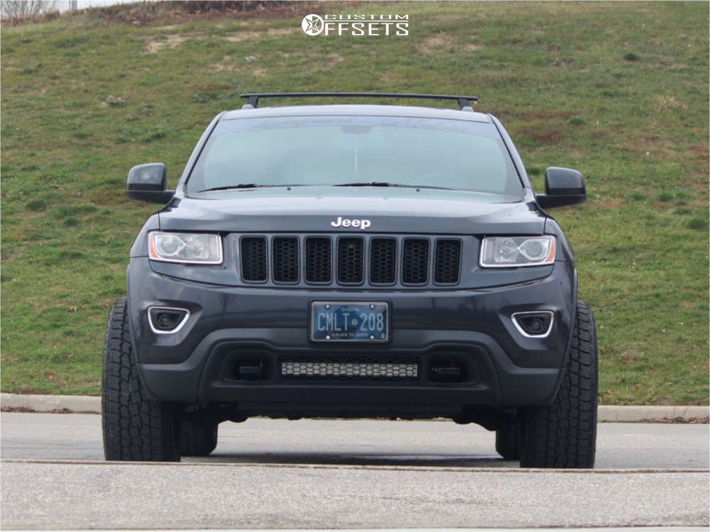 14 Jeep Grand Cherokee With 18x10 24 Moto Metal Mo962 And 275 65r18 Toyo Tires Open Country A T Iii And Leveling Kit Custom Offsets