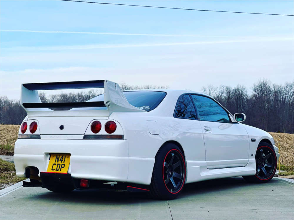 1995 Nissan Skyline R33 with 18x9.5 30 Rota Grid and 225/40R18