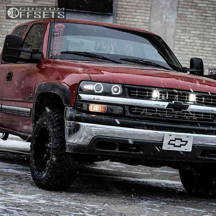 2000 Chevrolet Silverado 1500 with 18x10 24 Moto Metal MO970 and 275