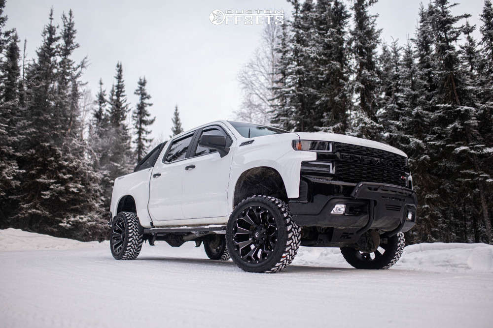 2019 Chevrolet Silverado 1500 with 22x10 18 Fuel Assault and 33/12