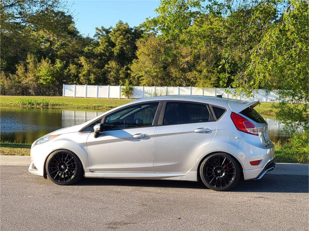 1554575-1-2015-fiesta-ford-st-