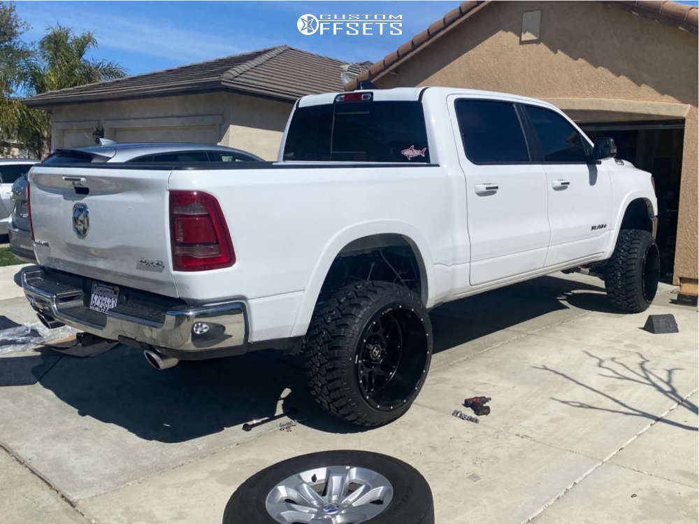2020 Ram 1500 with 22x14 76 Hostile Sprocket and 33/12.5R22 Fury