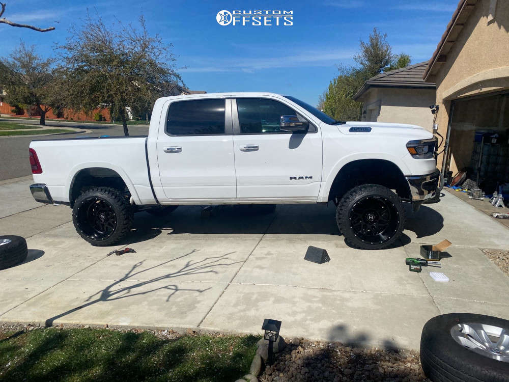 2020 Ram 1500 with 22x14 76 Hostile Sprocket and 33/12.5R22 Fury