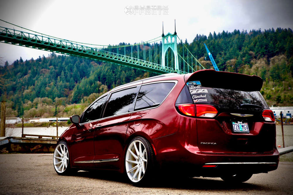 2018 Chrysler Pacifica with 22x10.5 25 Savini BM15 and 265/35R22 ...