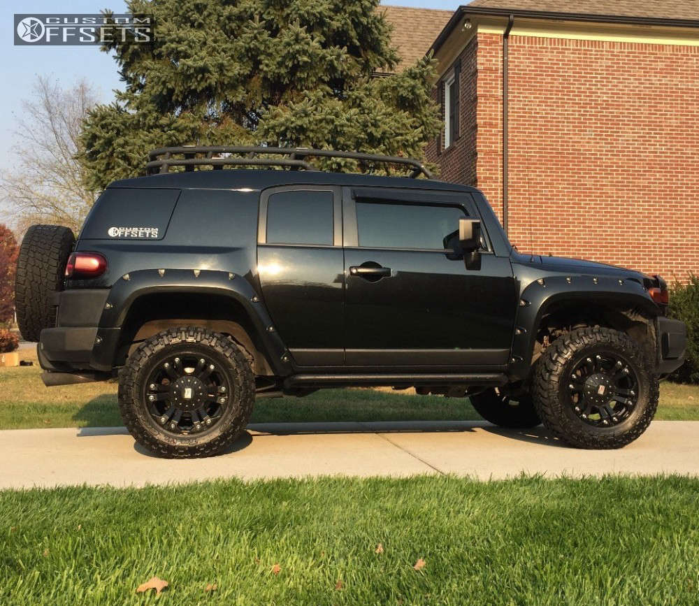 2007 Toyota FJ Cruiser with 18x9 12 XD Monster and 285/75R18 Nitto