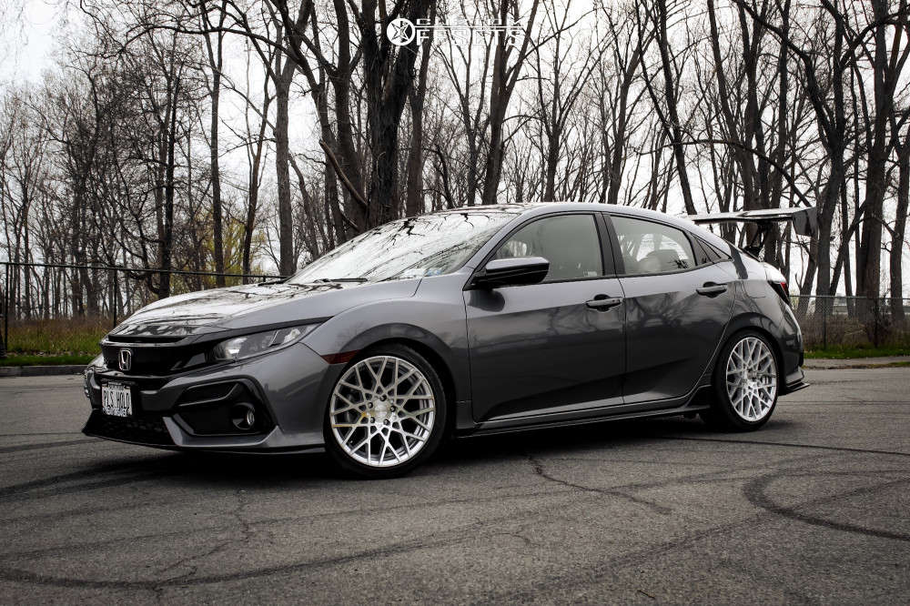 2020 Honda Civic with 18x8.5 38 Rotiform Blq and 225/40R18 Michelin ...