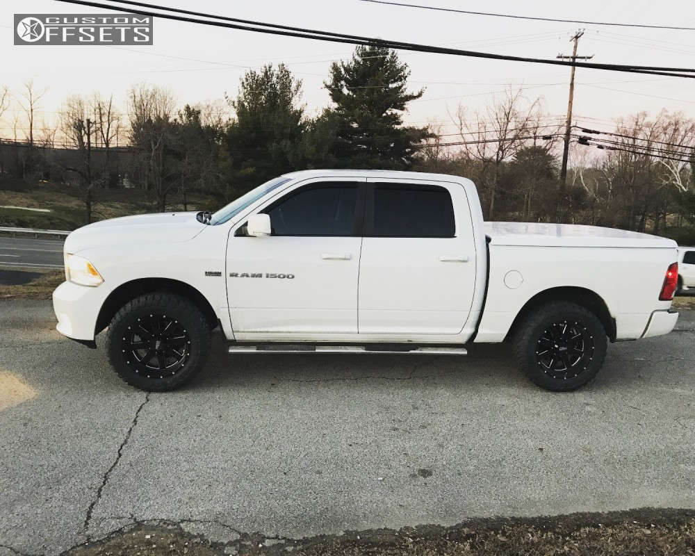 2011 Ram 1500 with 20x10 24 Moto Metal Mo962 and 33/12.5R20 Toyo Tires