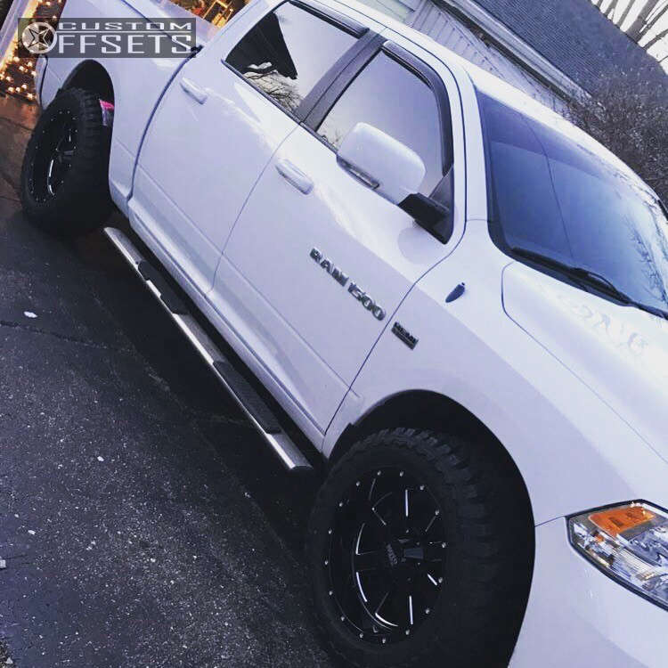 2011 Ram 1500 with 20x10 24 Moto Metal Mo962 and 33/12.5R20 Toyo Tires