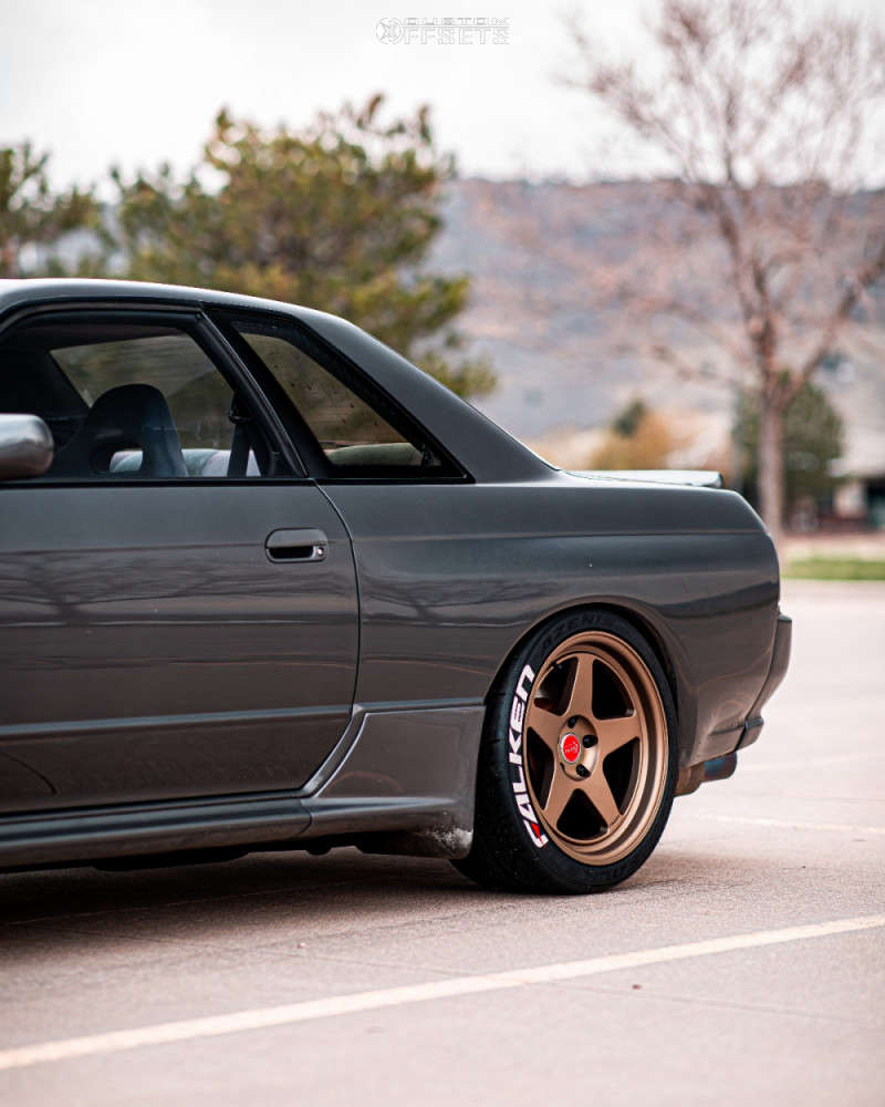 1990 Nissan Skyline R32 with 18x9.5 20 Kansei Knp and 255/35R18