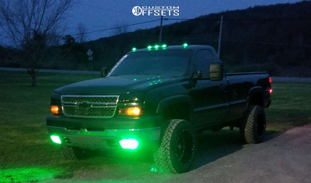 2005 Chevrolet Silverado 2500 HD with 20x12 44 TIS 544BM and 33/12