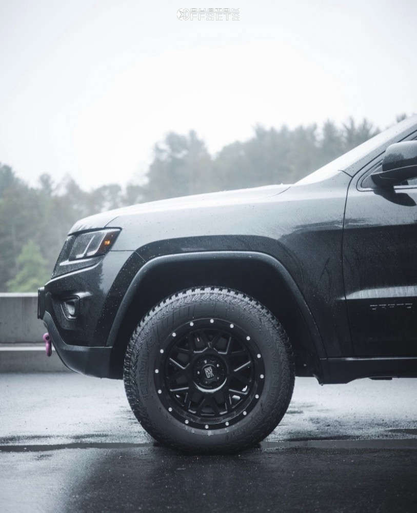 2014 Jeep Grand Cherokee with 18x9 12 XD Grenade and 31/10.5R18 Kumho