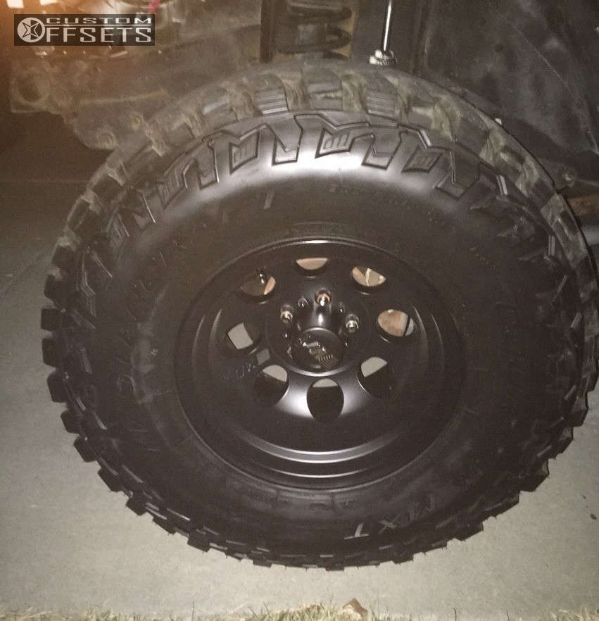 2000 Jeep Wrangler with 15x10 45 Mickey Thompson Classic III and 33/12