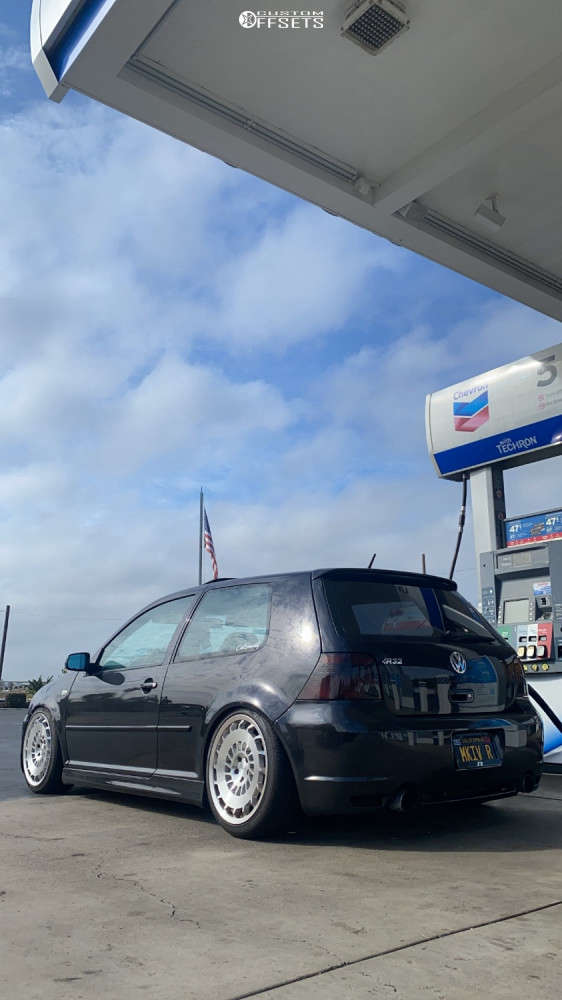 2004 Volkswagen R32 with 18x8.5 35 Rotiform Ccv and 225/25R18 Pirelli ...