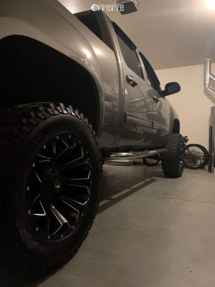 2007 GMC Sierra 1500 with 20x10 22 Fuel Assault D546 and 35/12.5R20