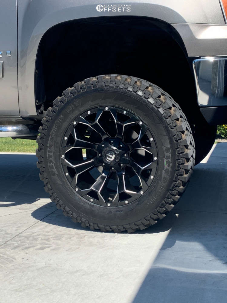 2007 GMC Sierra 1500 with 20x10 22 Fuel Assault D546 and 35/12.5R20