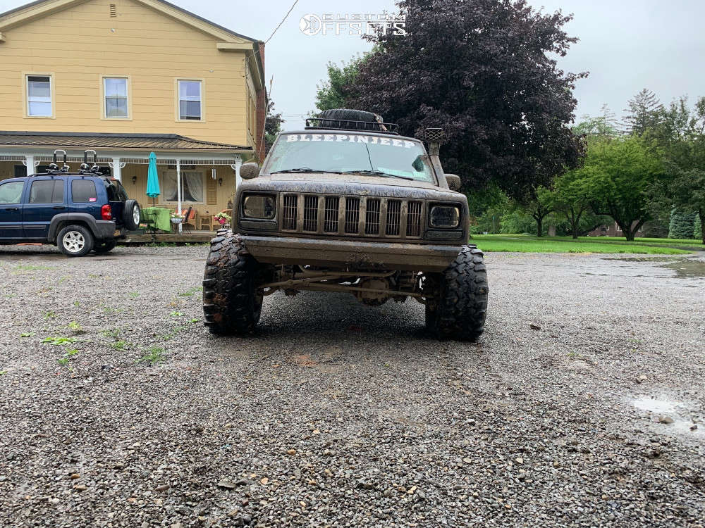 1999 Jeep Cherokee with 15x10 44 Pro Comp Series 252 and 33/13.5R15
