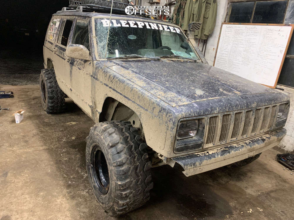 1999 Jeep Cherokee with 15x10 44 Pro Comp Series 252 and 33/13.5R15