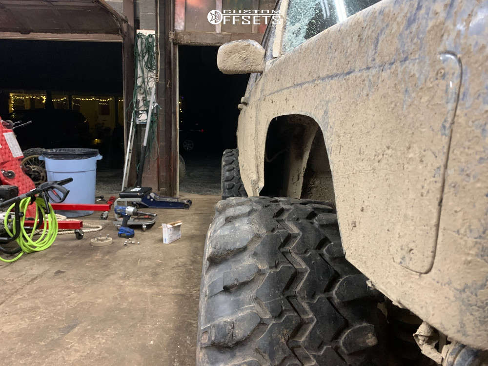 1999 Jeep Cherokee with 15x10 44 Pro Comp Series 252 and 33/13.5R15