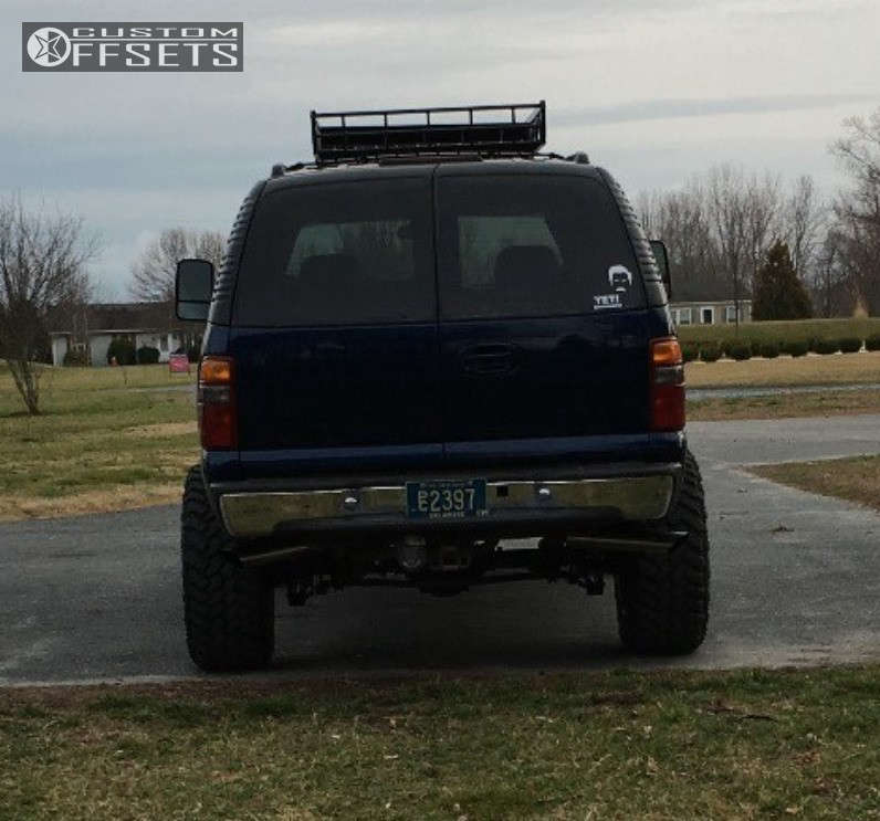 2001 Chevrolet Suburban with 20x12 -44 Moto Metal MO962 and