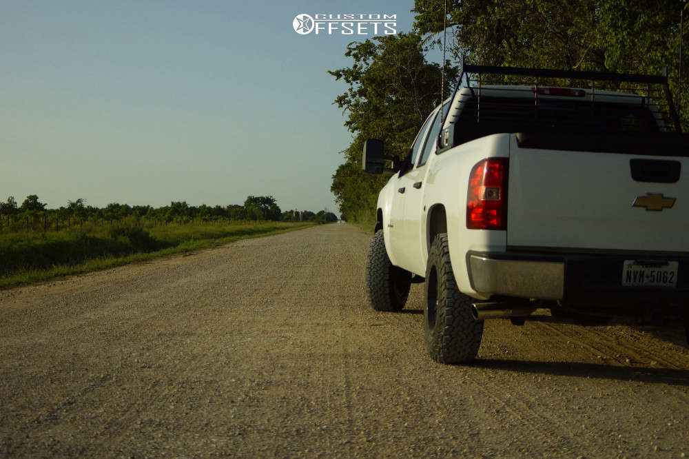 2007 Chevrolet Silverado 1500 with 17x9 2 Fuel Sledge and 32/9.5R17 ...
