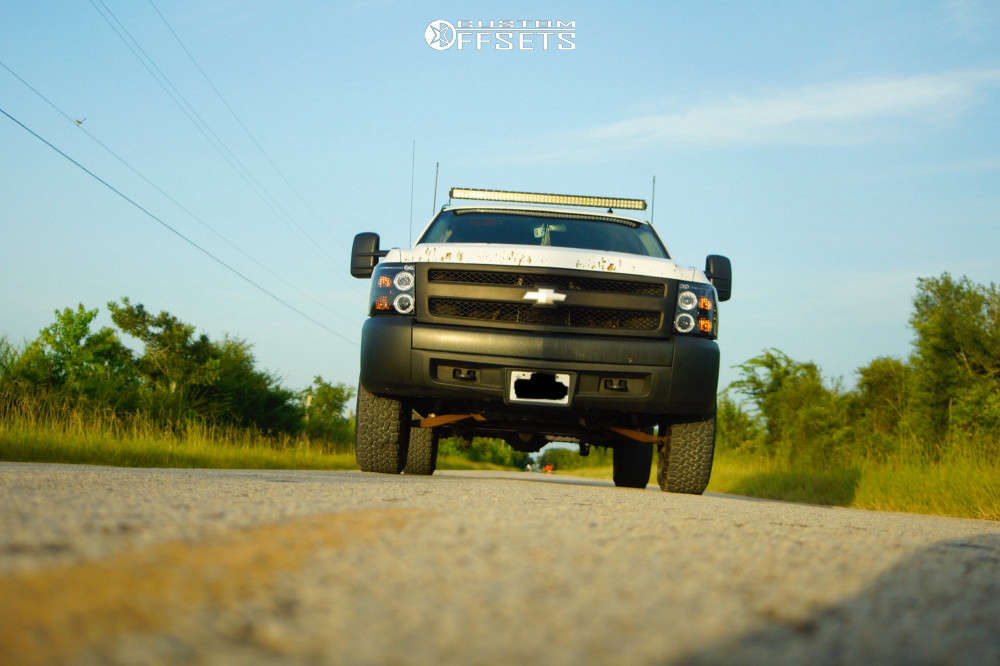 2007 Chevrolet Silverado 1500 with 17x9 2 Fuel Sledge and 32/9.5R17 ...