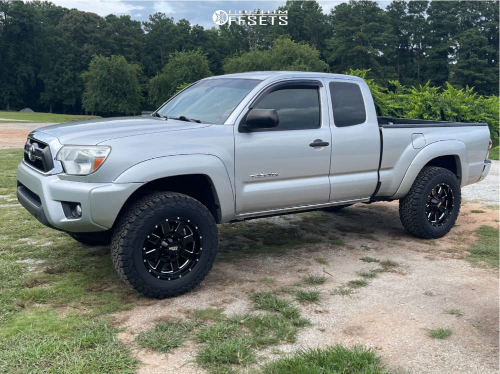 2013 Toyota Tacoma with 18x9 0 Moto Metal Mo962 and 33/10.5